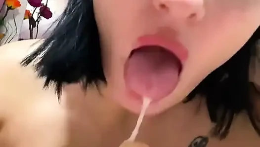 Büyük bir dildo emiyor ve onunla sikişiyor