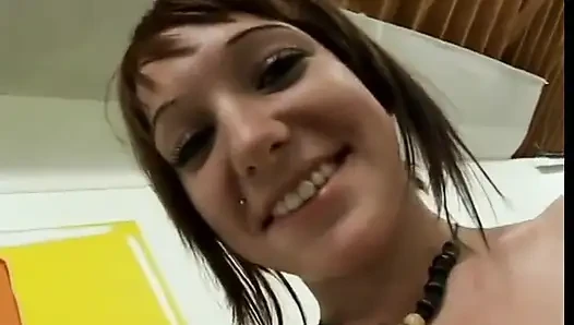 Gadis remaja rambut cokelat dengan titin lagi asik nyepong kontol sebelum dientot pov