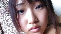 Nadržená japonská teenagerka vám pomůže masturbovat