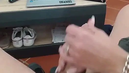 POV handjob MILF dengan cumshot di tangan