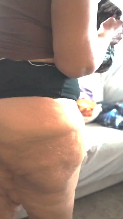 PHAT ASS BIG  BOOTY ANAL QUEEN FOLDS CLOTHES | Clip 2
