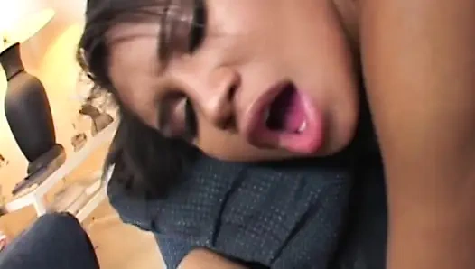 Иностранная студентка трахает хозяйку