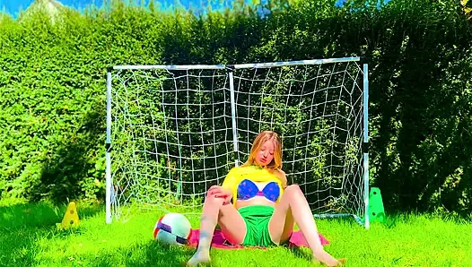 Jersey si gadis sepak bola Brasil lagi asik muasin memeknya pakai lingerie sampai orgasme