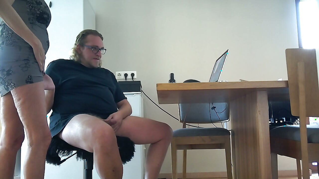 DirtyMilfTina 포르노를 몰래 보는 장면