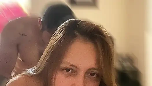 Angy nimmt sich gerne von vorne auf, während sie ihren Schwanz in ihre Muschi schieben