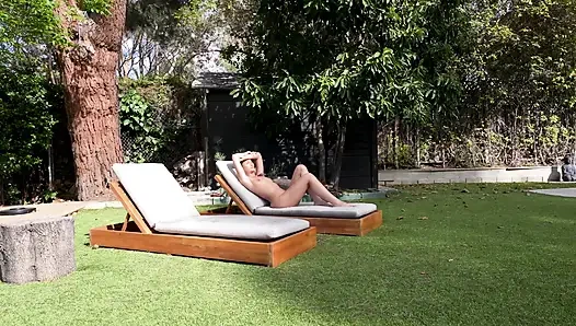 Шлюховатая британская сводная сестренка загорает обнаженной - Lily Phillips - Лев Либен