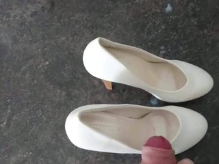 Сперма на її солодкі білі туфлі