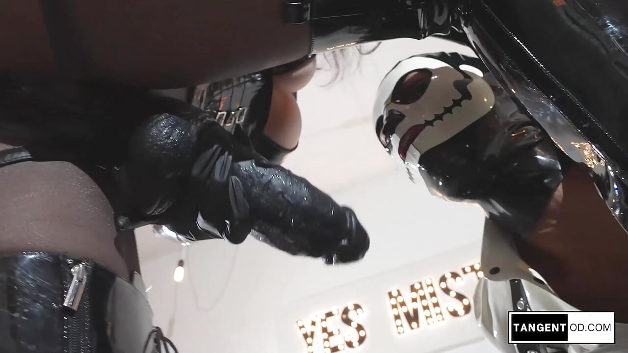 TANGENTOD.COM glänzende schwarze latexherrin dominiert maskierte devote mit strapon