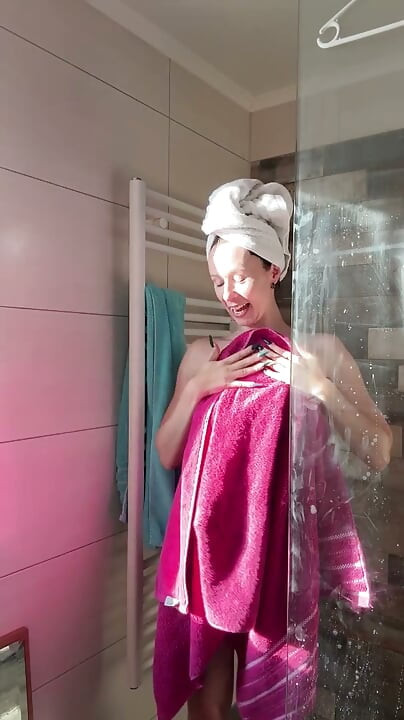 Naboen overrasket i badet