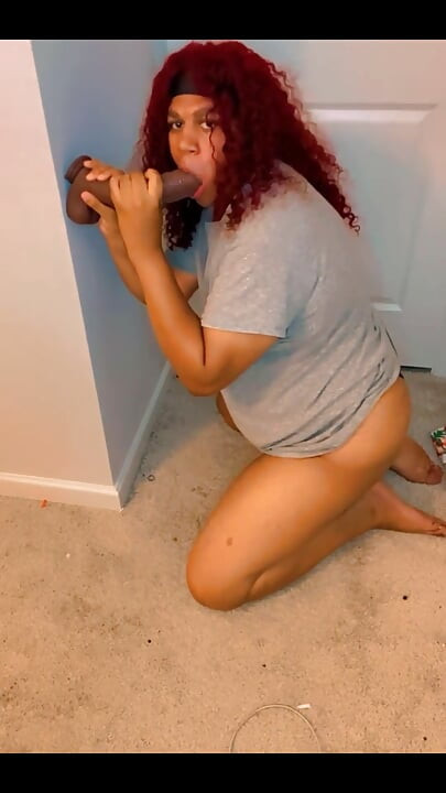 Aku lagi asik nyepong dildo ukuran kontol raksasa pria kulit hitam sambil berlutut