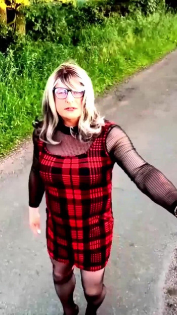 Кроссдрессер Kellycd2022 в вечернем видео