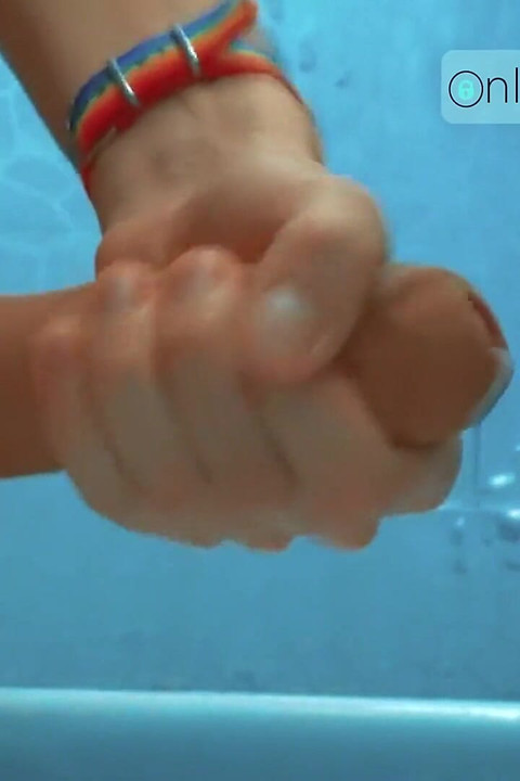 熱いデート中にブルーボールが出た。バスルームでの大量の控えめな精液