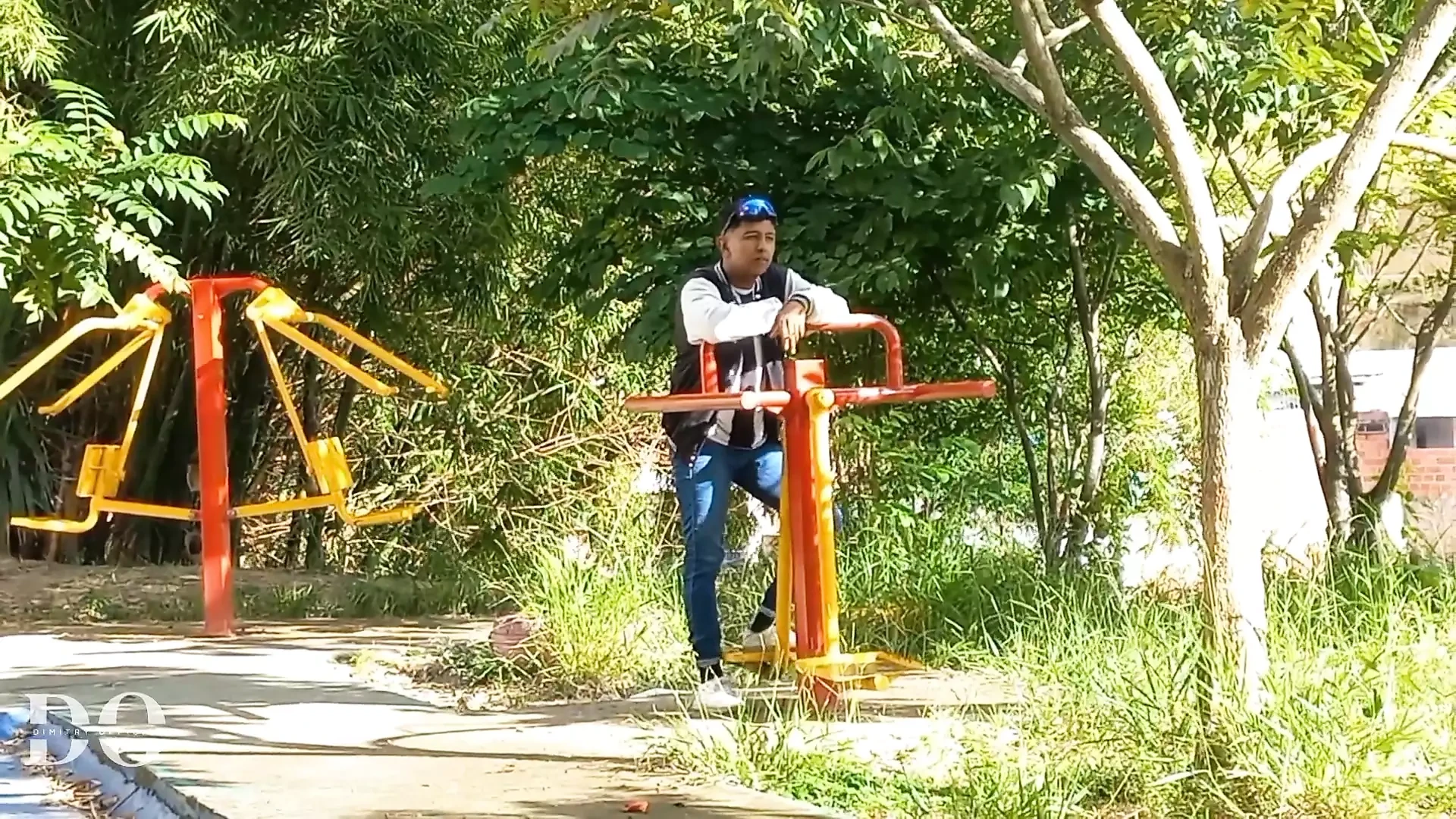 Invito al puto de mi vecino a que me visite en mi casa y me de una buena follada