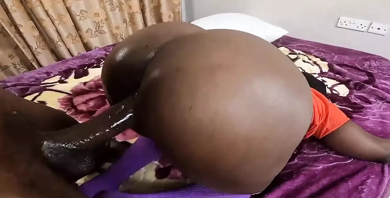 La matrigna ebano mzansi riceve un grande cazzo nero da dietro