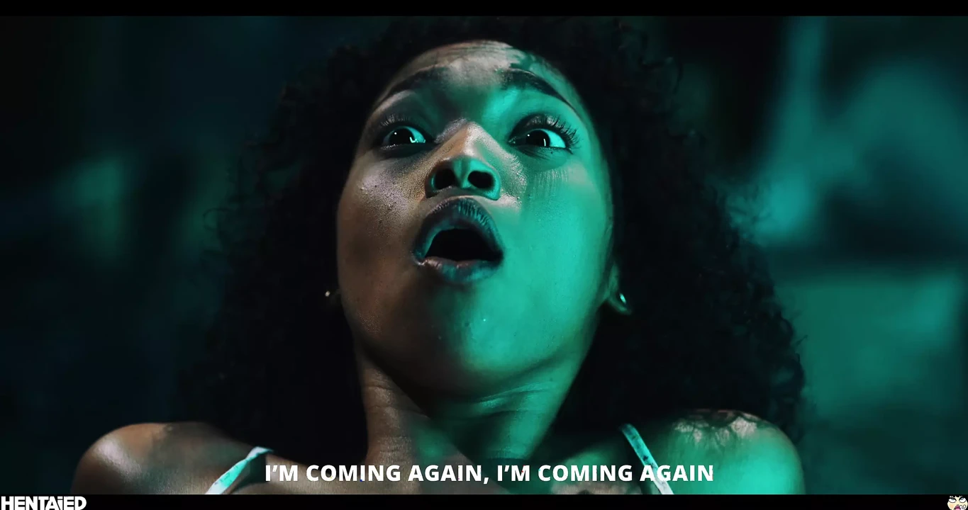 辣妹躲在家里的外星怪物实现了她最狂野的梦想