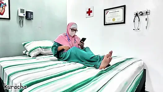 Tesettürlü Müslüman doktor hastanede tatilde gizli sevgilisiyle görüntülü görüşme