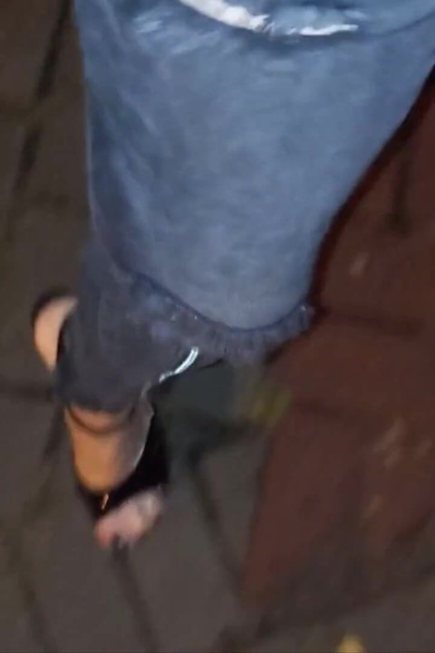 Crossdressing - Striptizeta u štiklama i uske traperice