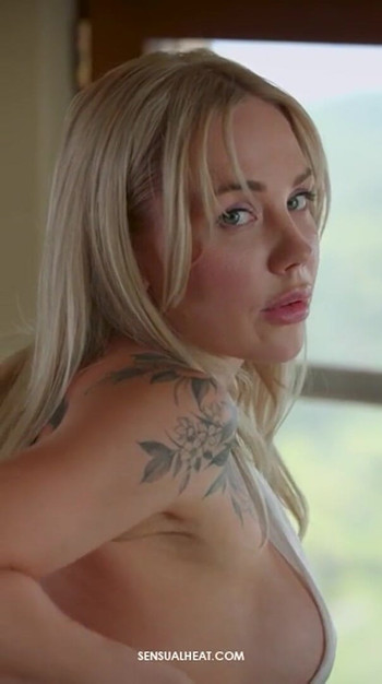 Dođi se igrati sa mnom! Prekrasna Angie Lynx na SensualHeatu