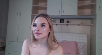 Sexy Blondine spielt mit Dildo