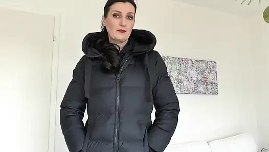 Reißverschlusstest an einem dunkelblauen Mantel, lady victoria Valente