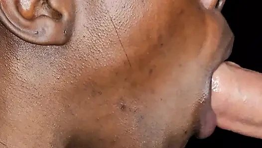 Yakın çekim zenci ağzından beyaz bir yarakla oynuyor