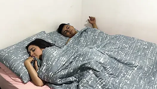 Otel odasında müdürle kilitli kaldım. Sikişme dürtüsüne karşı koyamadık ve sonunda ona penetrasyon yaptı.