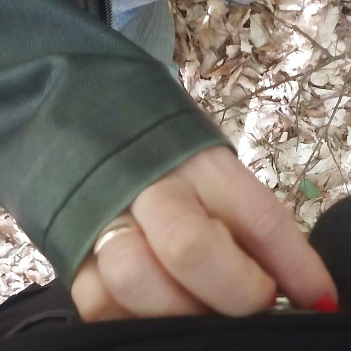 Kouření a výstřik v parku