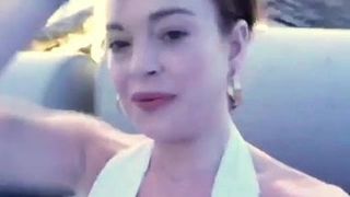 Lindsay Lohan (декольте) выскользнул соском