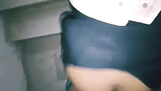 Istri tetangga desi neol ngentot di tangga