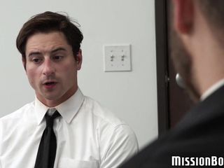 사무실에서 수염 난 변태 남자와 섹스하는 예쁜 근육질 운동선수