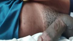 Stiefbroer betrapt door stiefzus die van dichtbij masturbeert