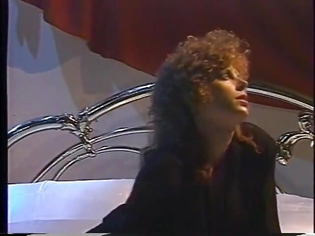 Awek si rambut coklat berpantat bagus menghisap dan mengongkek batang hitam besar di katil tegar