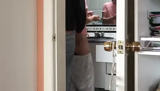 Üvey anne aşıklarıyla seks yapmadan önce ve sonra banyoda gösteriş yapıyor