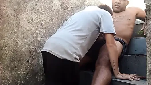 Suami yang tidak setia di tangga dengan 100% anal