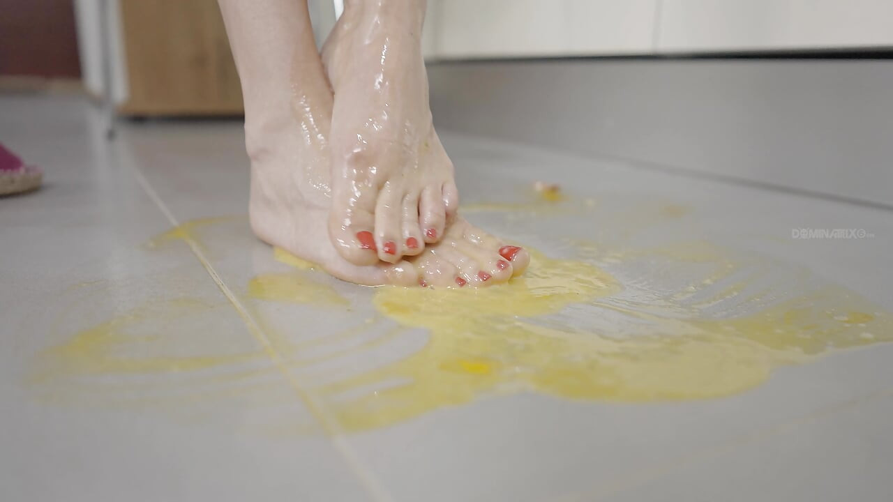 पैर एकल अंडे के साथ खेल रहे हैं