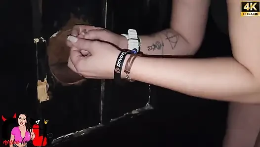 Meine Ehefrau, Gierig Nach Schwarzem Schwanz, Kann Nicht Widerstehen, Ihren Hintern Dem Esser Im Gloryhole Zu Geben.
