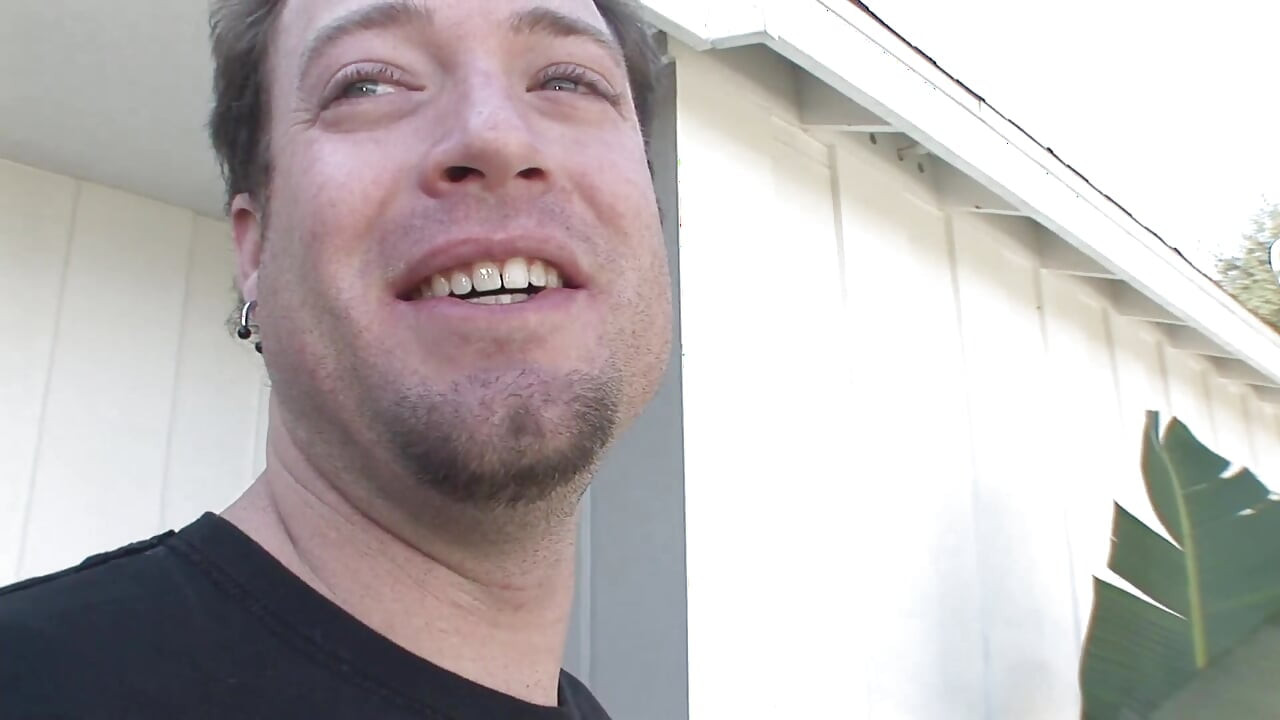 Πρωκτικό γαμήσι για τον κώλο μιας νεαρής μελαχρινής