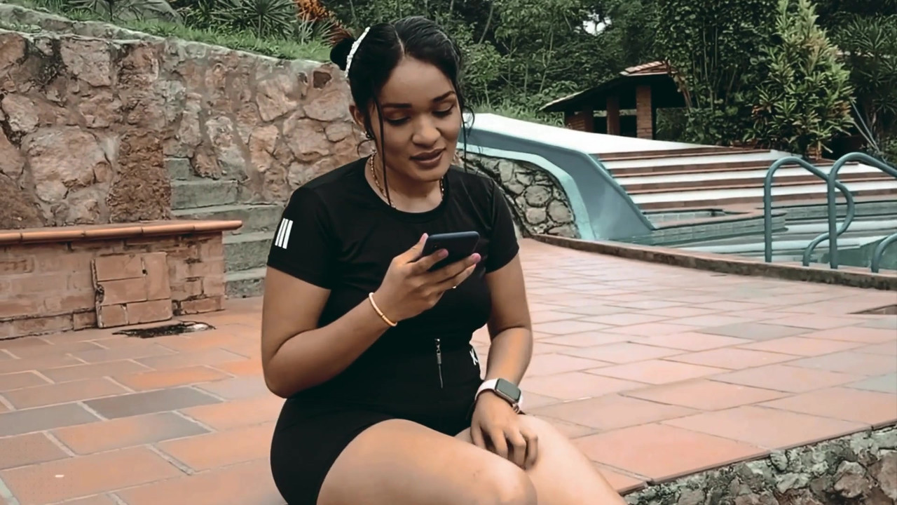 饥渴的拉丁大屁股操她的瑜伽教练 - 胖美女