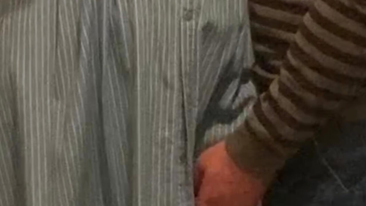 Slumpmässig gammal främling fingrar slampa flicka offentligt