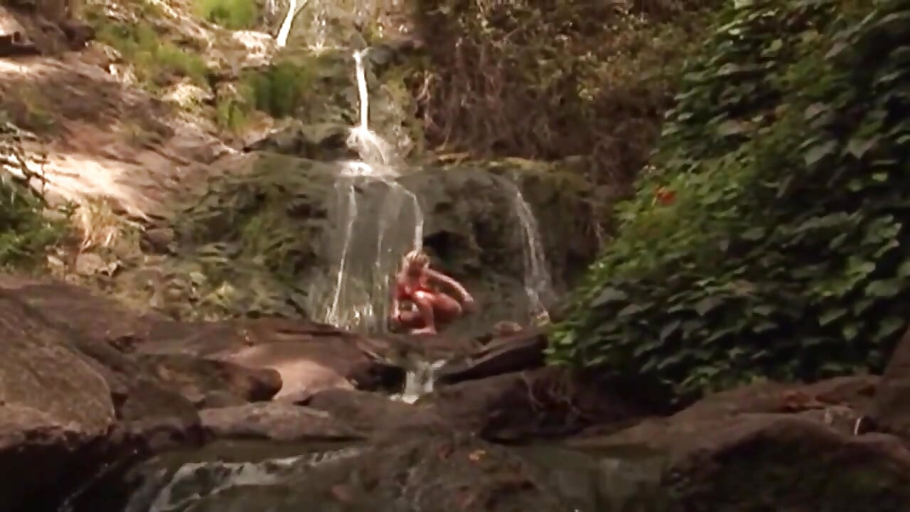 숲에서 혼자 있는 금발 소녀, 흑인 자지에 따먹히다