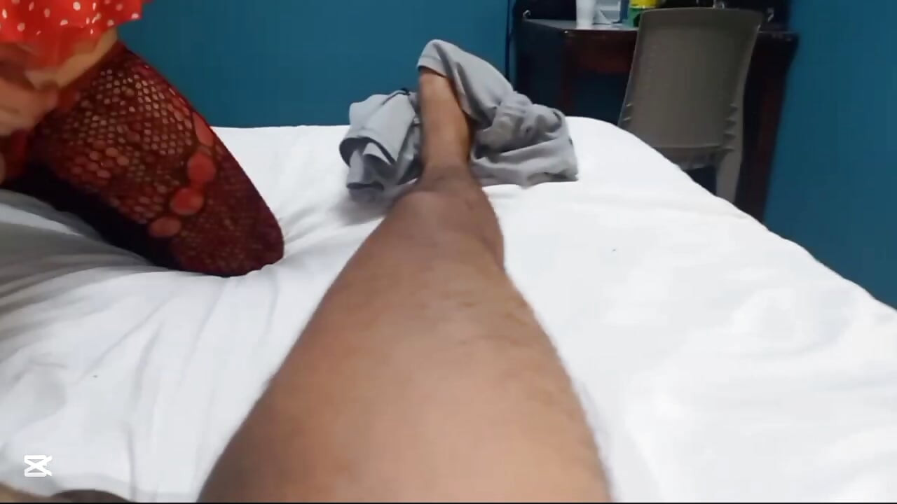 Travesti garganta profunda coloca todo o pau na boca