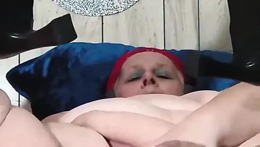 Hure in stiefeln, die sperma schießt