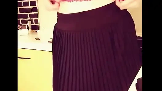 Freche hausfrau squirtet in der küche und spritzt den tisch ginnagg
