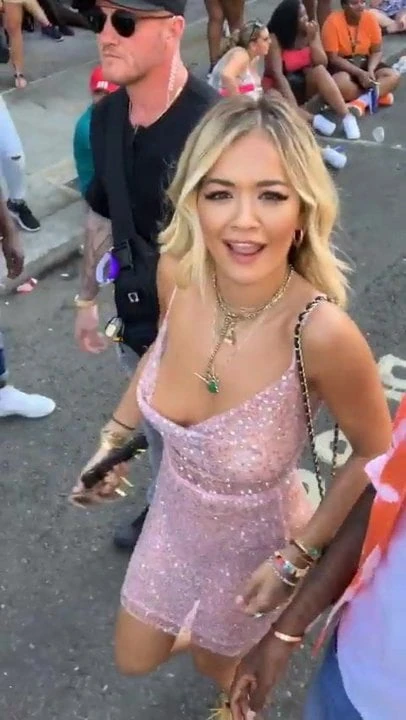 Rita Ora идет по улице