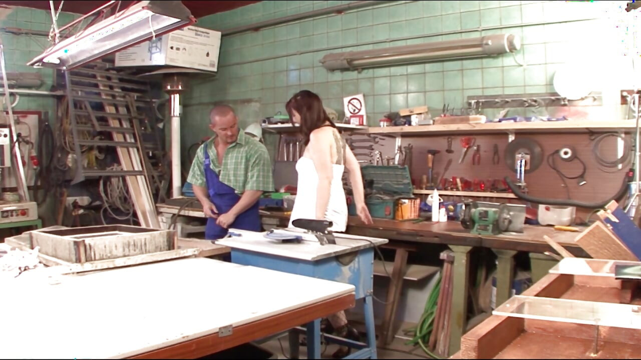 Grandota alemana es bombeada por un mecánico