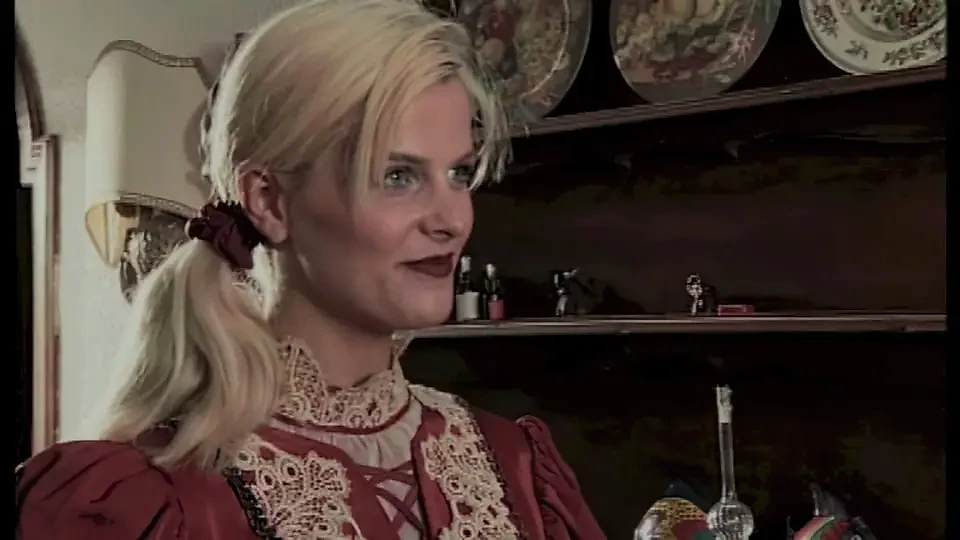 美丽的金发女郎喜欢肛门里的鸡巴