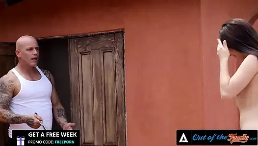 Ailenin dışında - seksi genç kız Keira Croft üvey babasının büyük yarağıyla sikişiyor