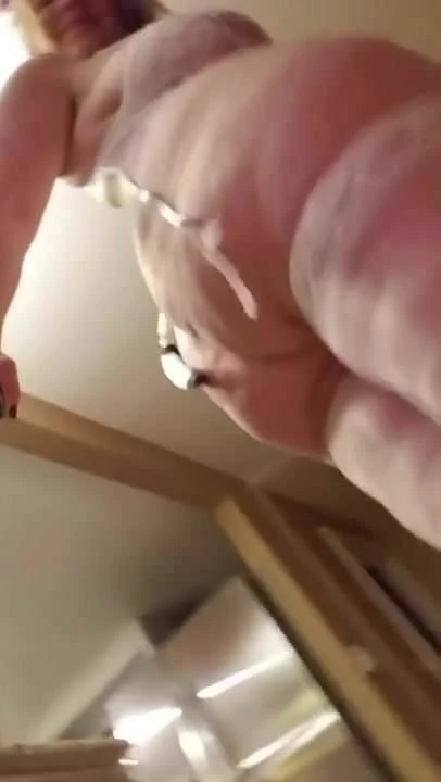 Super PAWG - Mal Malloy (Selfie Stick Walk)