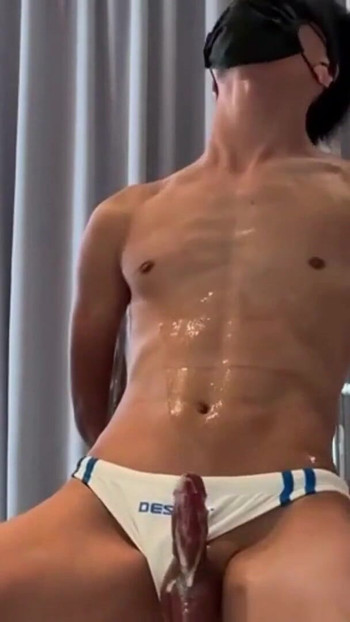 Δυνατή στιγμή από το "Sexy Asia Teen Guy Get A Help Hand"