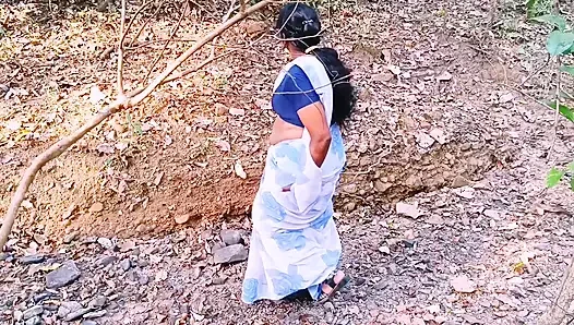 Desi açık havada ormanda sikişiyor. Üvey anne ve üvey oğlu ormanda sert sikişiyor. Telugu edepsizce konuşuyor.